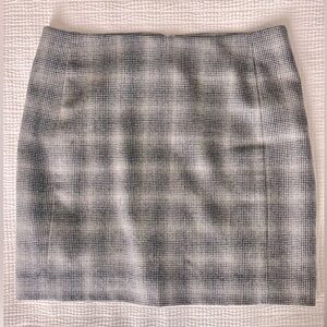 Banana Republic plaid mini skirt. Size 8.